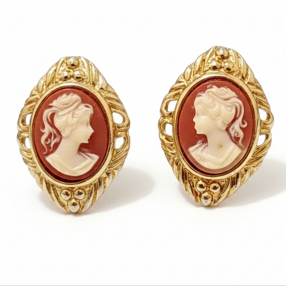 Vintage Cameo Stud Earrings Gold Tone Coral Cream Oval